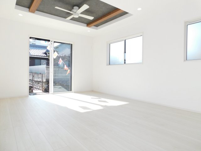 北名古屋市熊之庄城ノ屋敷の新築一戸建の居間・リビング|◇リビング◇　　南面で明るいリビング１６．２５帖　快適な風を送れるシーリングファンが付いた折上天井のリビング♪