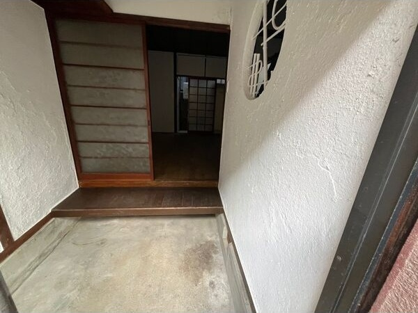 寝屋川市萱島東2丁目貸家の玄関