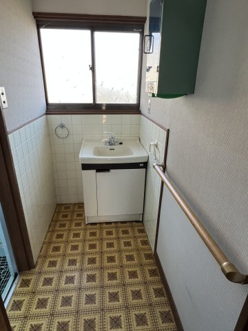 鏡野町古川　中古住宅　6DKの洗面所