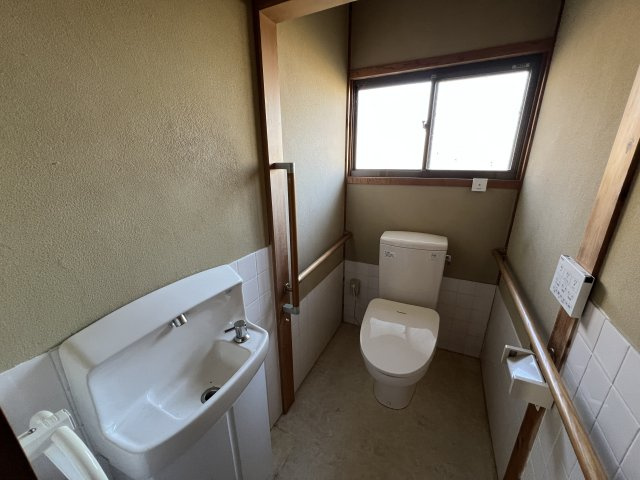 鏡野町古川　中古住宅　6DKのトイレ