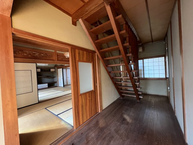 鏡野町古川　中古住宅　6DKの内装