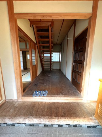 鏡野町古川　中古住宅　6DKの玄関