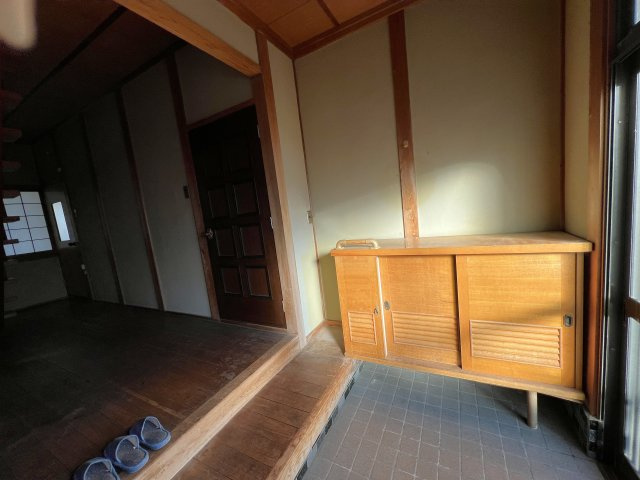 鏡野町古川　中古住宅　6DKの玄関