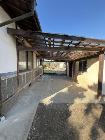 鏡野町古川　中古住宅　6DKの駐車場
