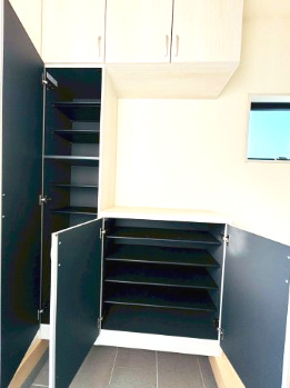 あきる野市草花　第5期　2号棟の玄関|天井まで設けた、たっぷり収納できるシューズクローク。