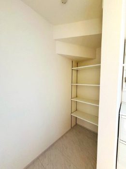 あきる野市草花　第5期　2号棟の収納|洗面所横で家事動線がスムーズなファミリークローゼット。