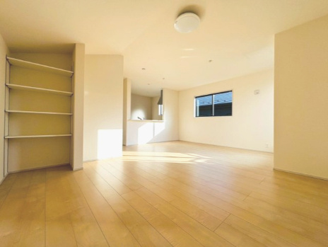 あきる野市草花　第5期　2号棟|19帖の2階リビングは、収納が充実しており家族みんなが使いやすい空間です。