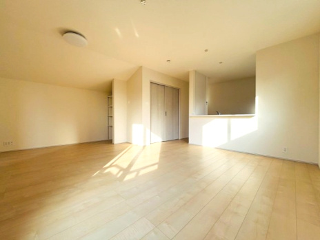 あきる野市草花　第5期　2号棟|2階19帖リビング。明るく開放的な空間。