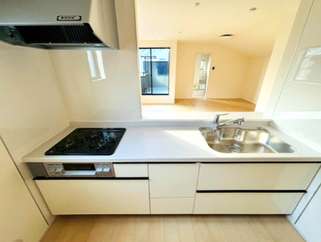 あきる野市草花　第5期　2号棟のキッチン|調理中も家族の様子が見える、独立型キッチンの便利な間取り。