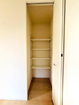 あきる野市草花　第5期　2号棟の収納|キッチン横のパントリーは奥行きたっぷり、収納力抜群。