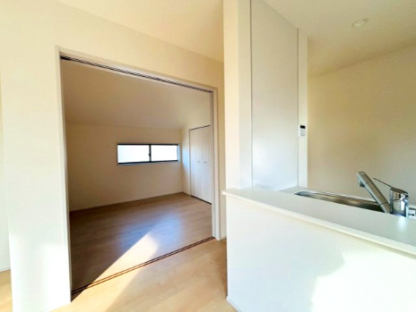 あきる野市草花　第5期　2号棟|リビング横に洋室を配置、家族の気配を感じられる間取り。