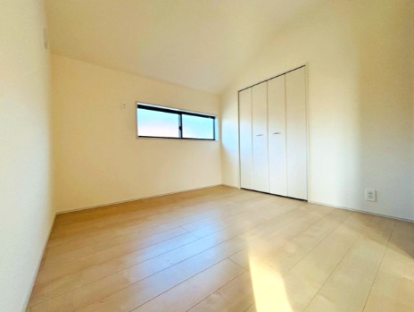 あきる野市草花　第5期　2号棟|リビング隣だから家族の気配を感じられる、便利な5帖洋室。