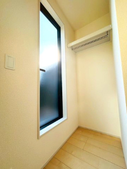 あきる野市草花　第5期　2号棟の収納|2階ホールの収納は、バルコニーへのアクセスもスムーズで便利です。