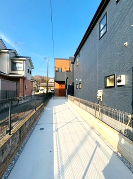 あきる野市草花　第5期　2号棟のエントランス