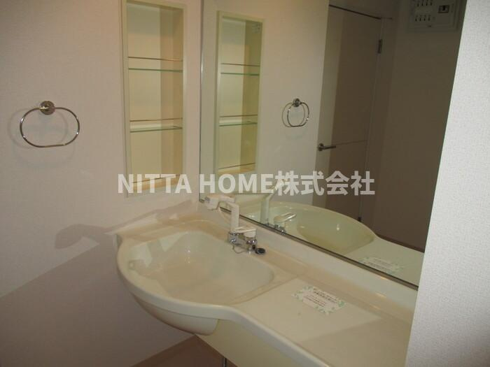 グリーンパーク土師の洗面所|大きな鏡が嬉しいシャワー付き洗面台＊