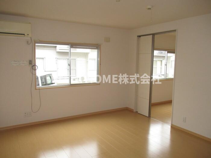 グリーンパーク土師の洋室|リビングの隣は４．５帖の洋室になります☆彡