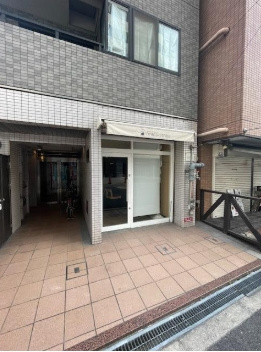 アメニティ北久宝寺１階路面店舗のエントランス