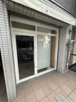 アメニティ北久宝寺１階路面店舗のエントランス