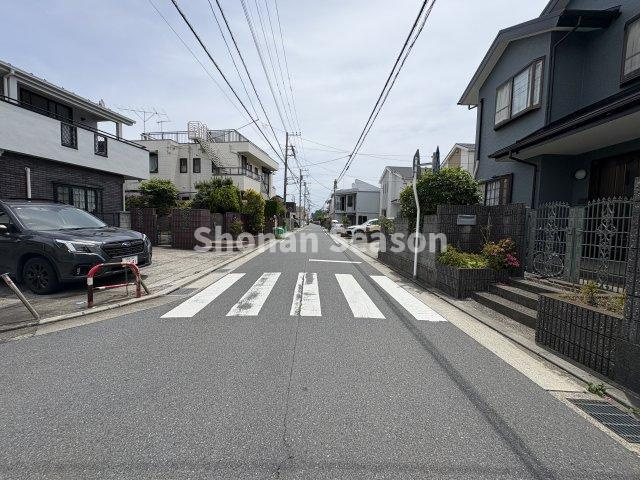 【周辺】 | 整形地で前面道路幅5.5ｍ！小・中学校近く、ドラッグストア（徒歩５分）
暮らしやすいロケーションにございます♪