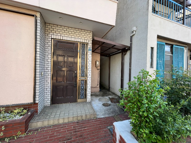 大和高田市甘田町の一戸建てのエントランス