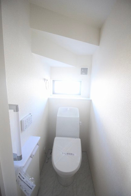 下野市緑2丁目　第2のトイレ|1階トイレは窓付きで明るく、換気もしやすい設計。手洗い一体型で来客時にも使いやすく、清潔感のある空間です。