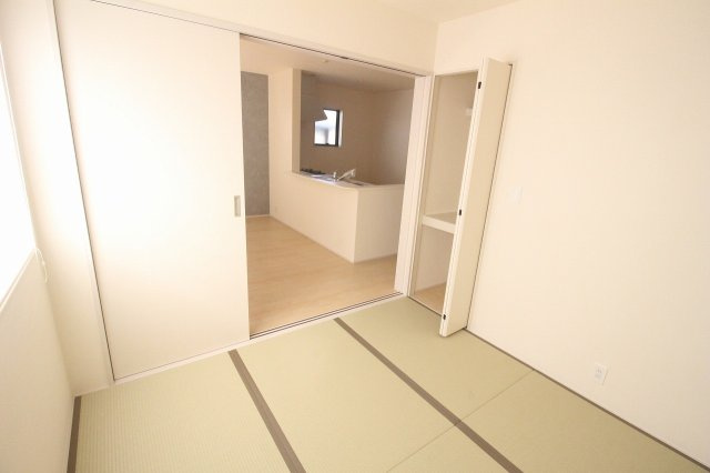 下野市緑2丁目　第2の和室|引き戸を開けるとLDKと一体で使える和室4.5帖。扉を閉めれば独立した空間になり、生活シーンに合わせて使い分けができるのが魅力です。