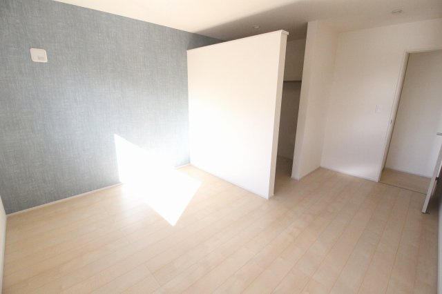 下野市緑2丁目　第2の寝室|落ち着いたアクセントクロスが印象的な2階西側8帖の主寝室。ゆとりある広さで、ベッドを置いても圧迫感がなく、毎日ゆっくり休める空間です。