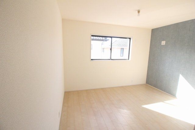 下野市緑2丁目　第2の寝室|窓からやさしい光が入る主寝室8帖。家具配置がしやすいシンプルな間取りで、ご夫婦の寝室としても使いやすい設計です。