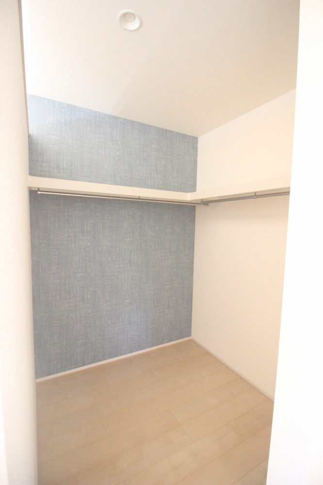 下野市緑2丁目　第2の収納|主寝室に隣接したウォークインクローゼット。ハンガーパイプ付きで衣類をまとめて収納でき、季節物の入れ替えもスムーズに行えます。