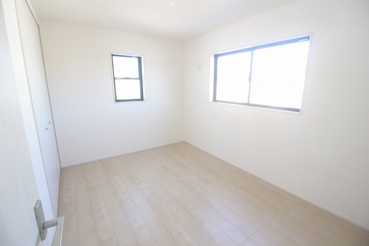 下野市緑2丁目　第2の洋室|クローゼット付きの北側6帖洋室。収納がしっかり確保されているので、お部屋を広くすっきり使えます。ゲストルームにもおすすめです。