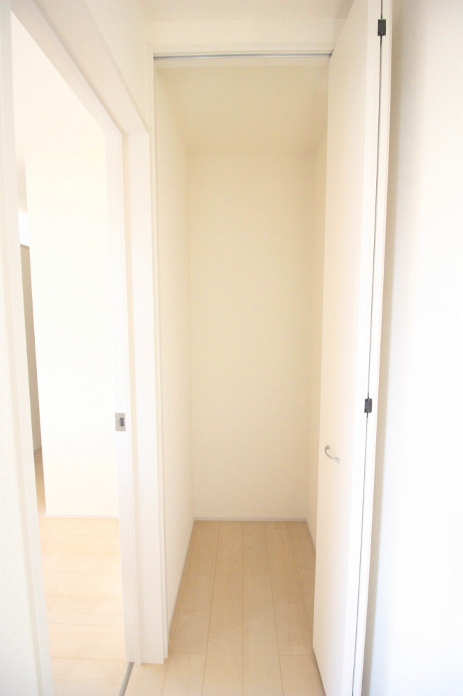 下野市緑2丁目　第2の収納|2階ホールにある収納スペース。掃除道具や日用品、季節物の収納に便利で、各居室に持ち込まずスッキリ片付きます。あると嬉しい“共用収納”です。
