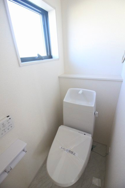 下野市緑2丁目　第2のトイレ|2階にもトイレを設置。朝の混み合う時間帯でも安心です。シンプルで使いやすく、家族みんなが快適に使える仕様になっています。