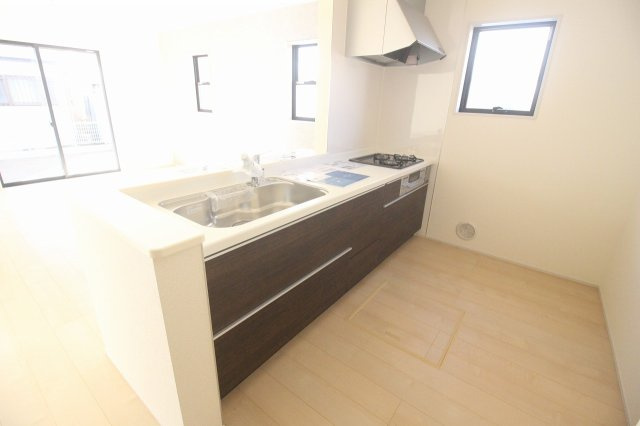 下野市緑2丁目　第2のキッチン|リビングを見渡せる対面式キッチン。調理中も家族と会話がしやすく、配膳や片付けもスムーズです。引き出し収納付きで作業スペースもすっきり保てます。