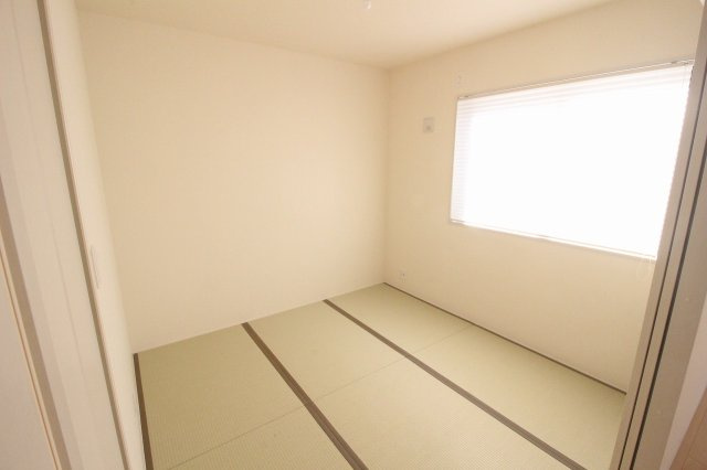 下野市緑2丁目　第2の和室|LDKに隣接した1階和室4.5帖。畳のやさしい質感が落ち着きを与え、来客用やお子さまの遊び場、お昼寝スペースとしても使いやすい一部屋です。