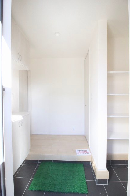 下野市緑2丁目　第2の玄関|明るくすっきりした玄関ホール。奥行きがあり、来客時も窮屈さを感じにくい空間です。室内へ自然につながる動線も魅力です。