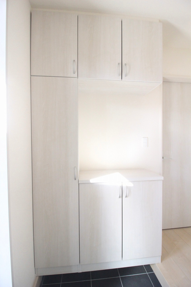 下野市緑2丁目　第2の玄関|大容量のシューズボックスを設置。家族分の靴はもちろん、小物類もまとめて収納でき、玄関まわりをいつもきれいに保てます。