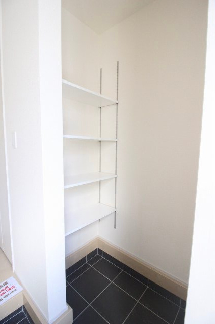 下野市緑2丁目　第2の玄関|可動棚付きのシューズインクローク。ベビーカーやアウトドア用品も収納でき、玄関が散らかりにくいのが嬉しいポイントです。