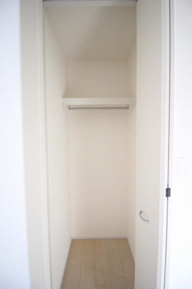 下野市緑2丁目　第2の収納|玄関近くにある便利な収納スペース。コートや掃除道具などをしまえて、生活感を抑えたすっきりした玄関を保てます。