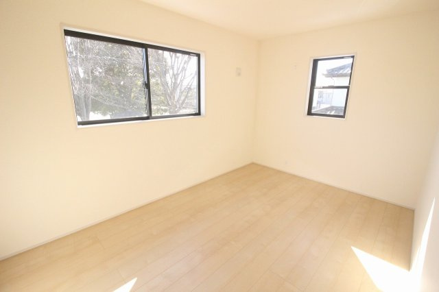 下野市緑2丁目　第2の子供部屋|2階東側の6帖洋室。大きめの窓から自然光が入り、明るく開放感のある空間です。子ども部屋はもちろん、将来の書斎や趣味部屋にも使いやすい一室です。