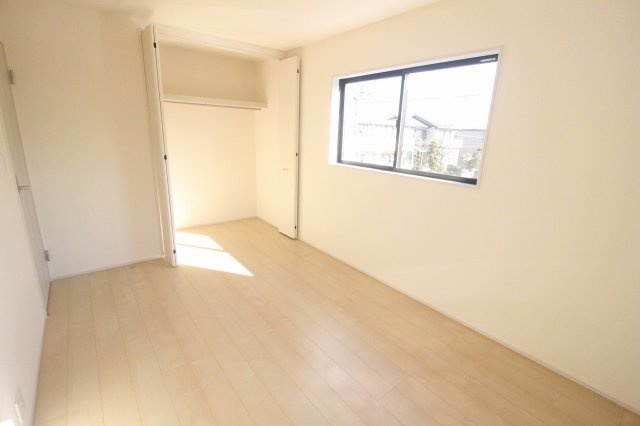下野市緑2丁目　第2の子供部屋|クローゼット付きの東側6帖洋室。収納スペースが確保されているので、おもちゃや衣類もすっきり整理できます。成長に合わせて長く使えるお部屋です。