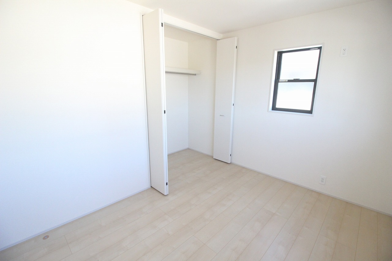 下野市緑2丁目　第2の洋室|2階北側の6帖洋室。落ち着いた明るさで、集中しやすい空間です。書斎や在宅ワーク用のお部屋としても使いやすい一室。