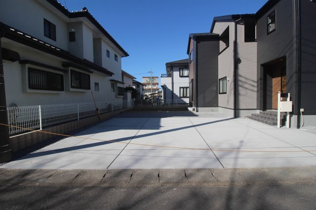 下野市緑2丁目　第2の駐車場|広々とした駐車スペース。車の出し入れがしやすく、来客時にも安心です。自転車やバイクを置いても余裕があり、使い勝手の良さが魅力です。