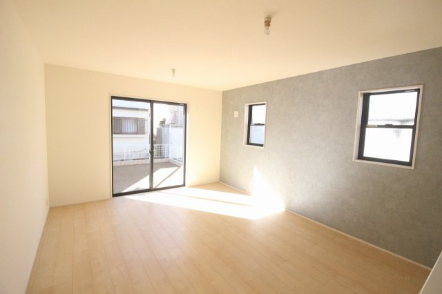 下野市緑2丁目　第2の居間・リビング|南側の掃き出し窓からたっぷり光が入るLDK15帖。明るいフローリングとアクセントクロスが空間にメリハリを与え、家族が自然と集まりたくなる心地よさです。