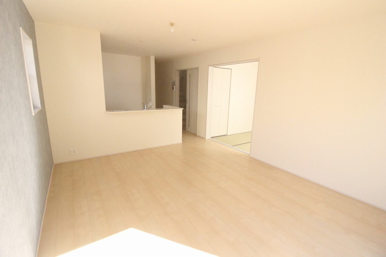 下野市緑2丁目　第2のキッチン|対面式キッチンからリビング全体を見渡せるレイアウト。家具配置もしやすく、ダイニングとくつろぎスペースを分けて使えるのが嬉しいポイントです。