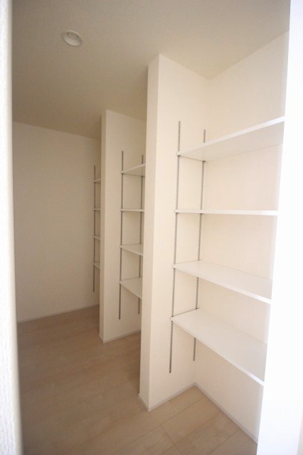 下野市緑2丁目　第2のキッチン|キッチン裏に設けた便利なパントリー。可動棚で収納量を調整でき、食品や日用品のストックもまとめて管理できます。生活感を隠せるのも嬉しいポイントです。