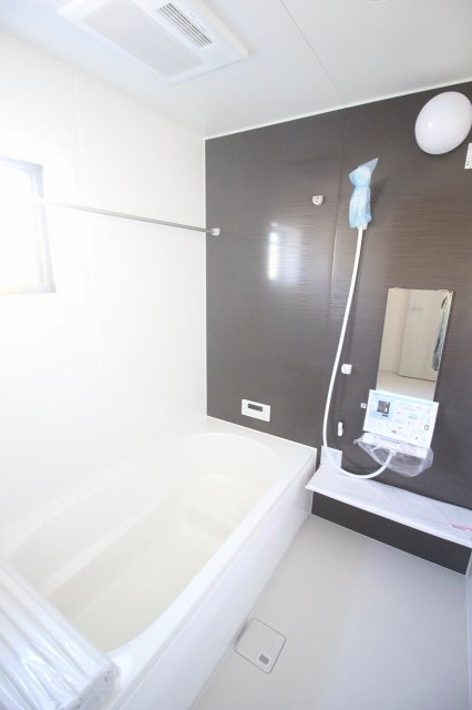 下野市緑2丁目　第2の浴室|木目調パネルが落ち着いた印象の浴室。ゆったりした浴槽で一日の疲れをしっかりリフレッシュできます。換気もしやすく、お掃除のしやすさも嬉しいポイントです。