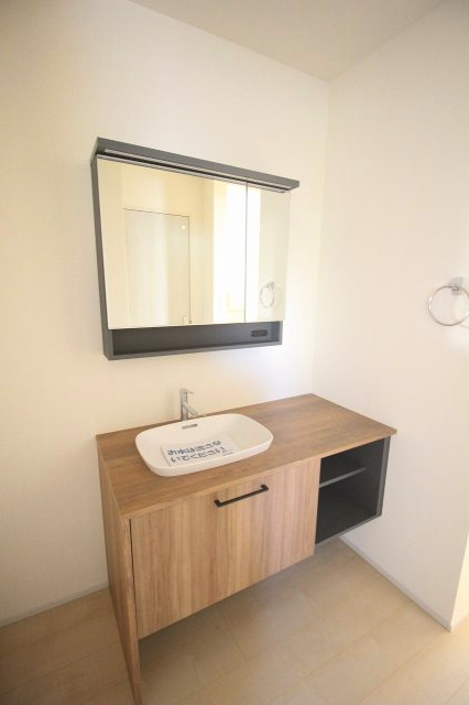 下野市緑2丁目　第2の独立洗面台|お洒落な洗面化粧台収納も充実しており、洗面まわりの小物もすっきり片付きます。ゆとりあるスペースなので、朝の身支度も混雑せずにスムーズにできそうです。