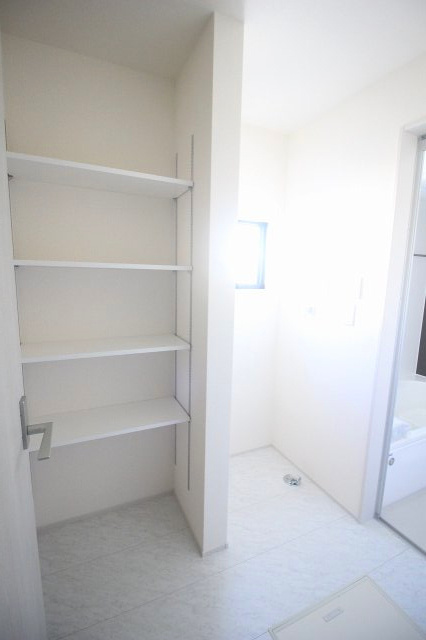 下野市緑2丁目　第2の脱衣所|洗面脱衣室内に設けた可動棚付の収納スペース。タオルや洗剤のストック置き場に便利で、生活動線を考えた使いやすい配置です。空間を無駄なく活用できます。