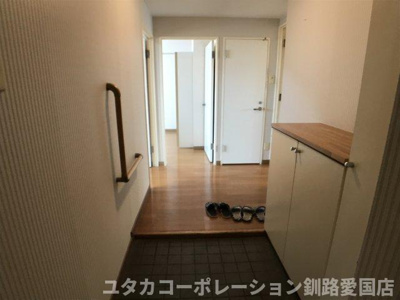 【玄関】 | パシフィック共栄大通参番館1101号室 | 玄関は下駄箱付き♪