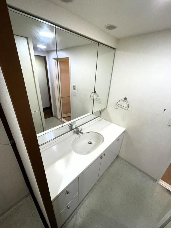 府中市浅間町３丁目の中古マンションの独立洗面台